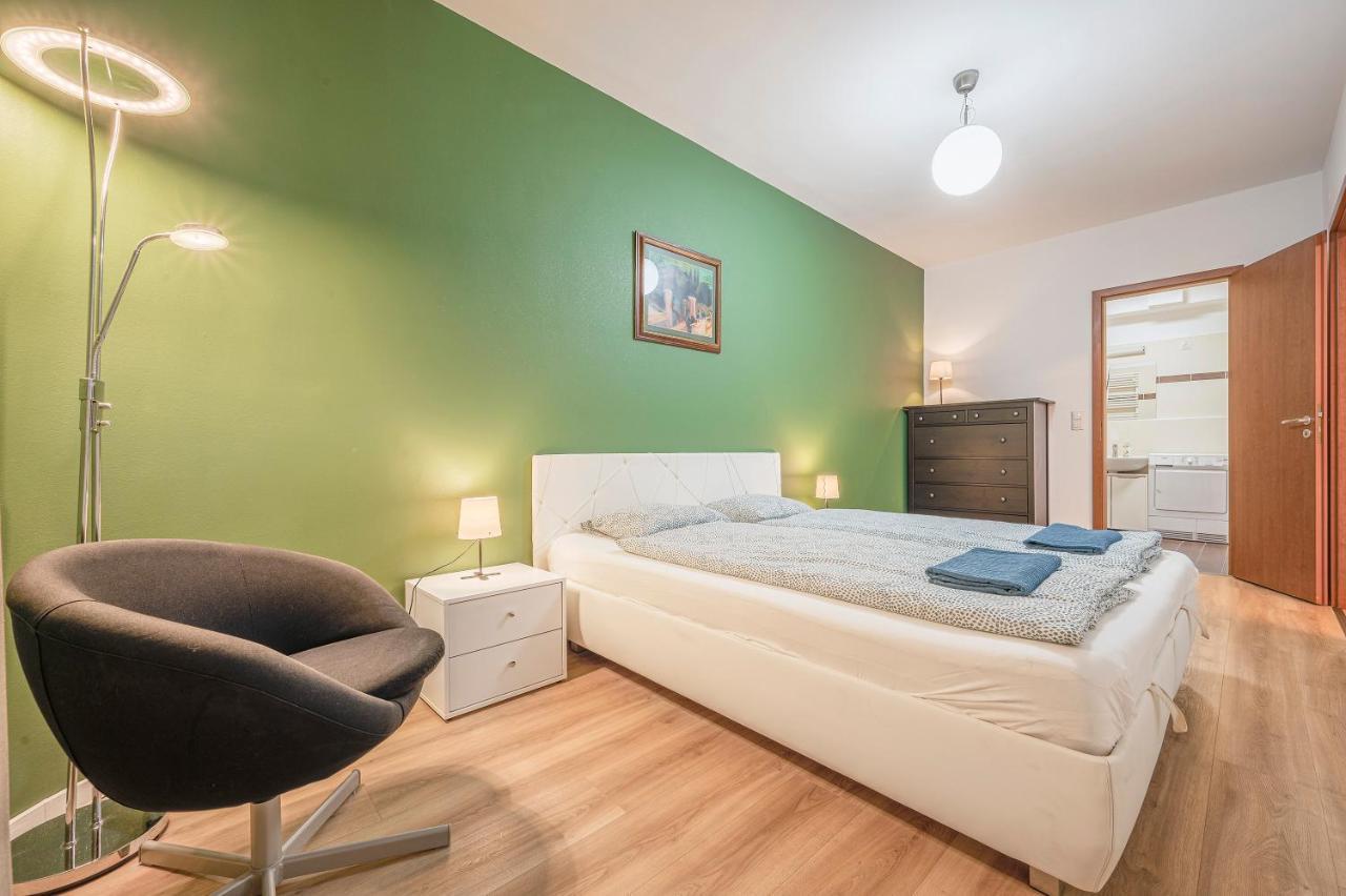 Modern Apartment With Garage Budapest Bagian luar foto