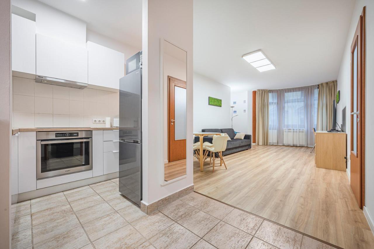 Modern Apartment With Garage Budapest Bagian luar foto