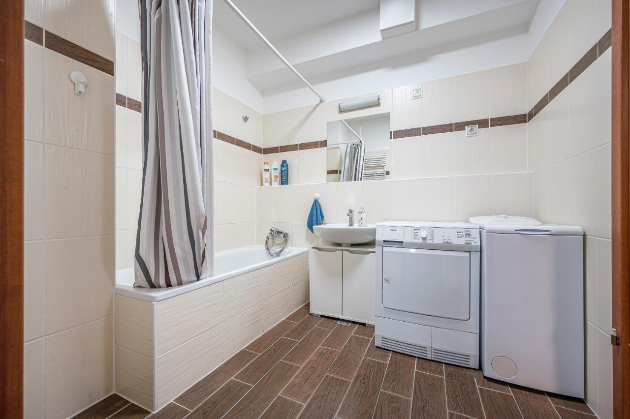 Modern Apartment With Garage Budapest Bagian luar foto
