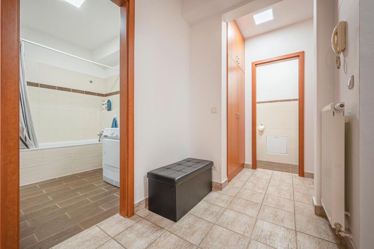 Modern Apartment With Garage Budapest Bagian luar foto
