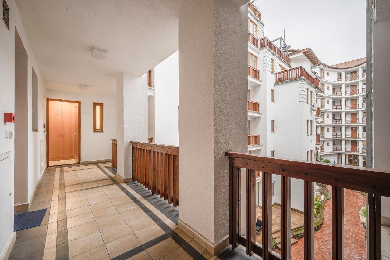 Modern Apartment With Garage Budapest Bagian luar foto