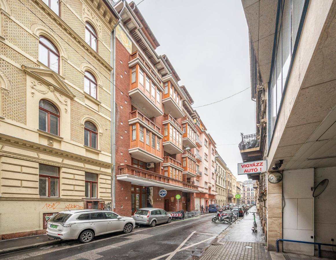 Modern Apartment With Garage Budapest Bagian luar foto